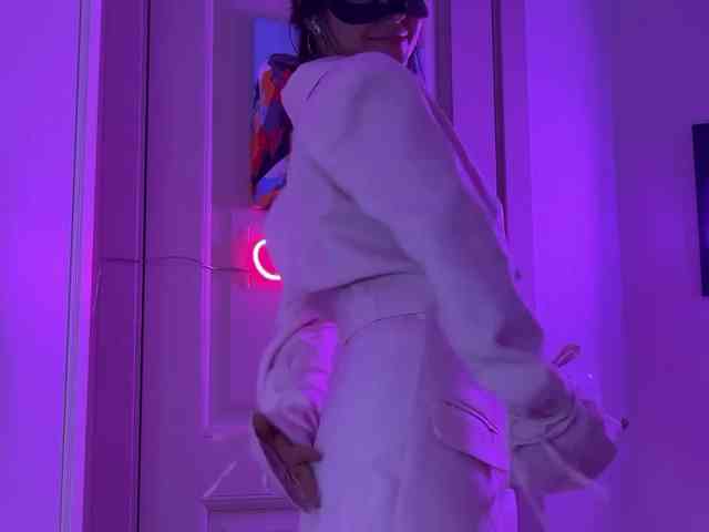 Koketka (19, White Cam Girl) performing squirt.